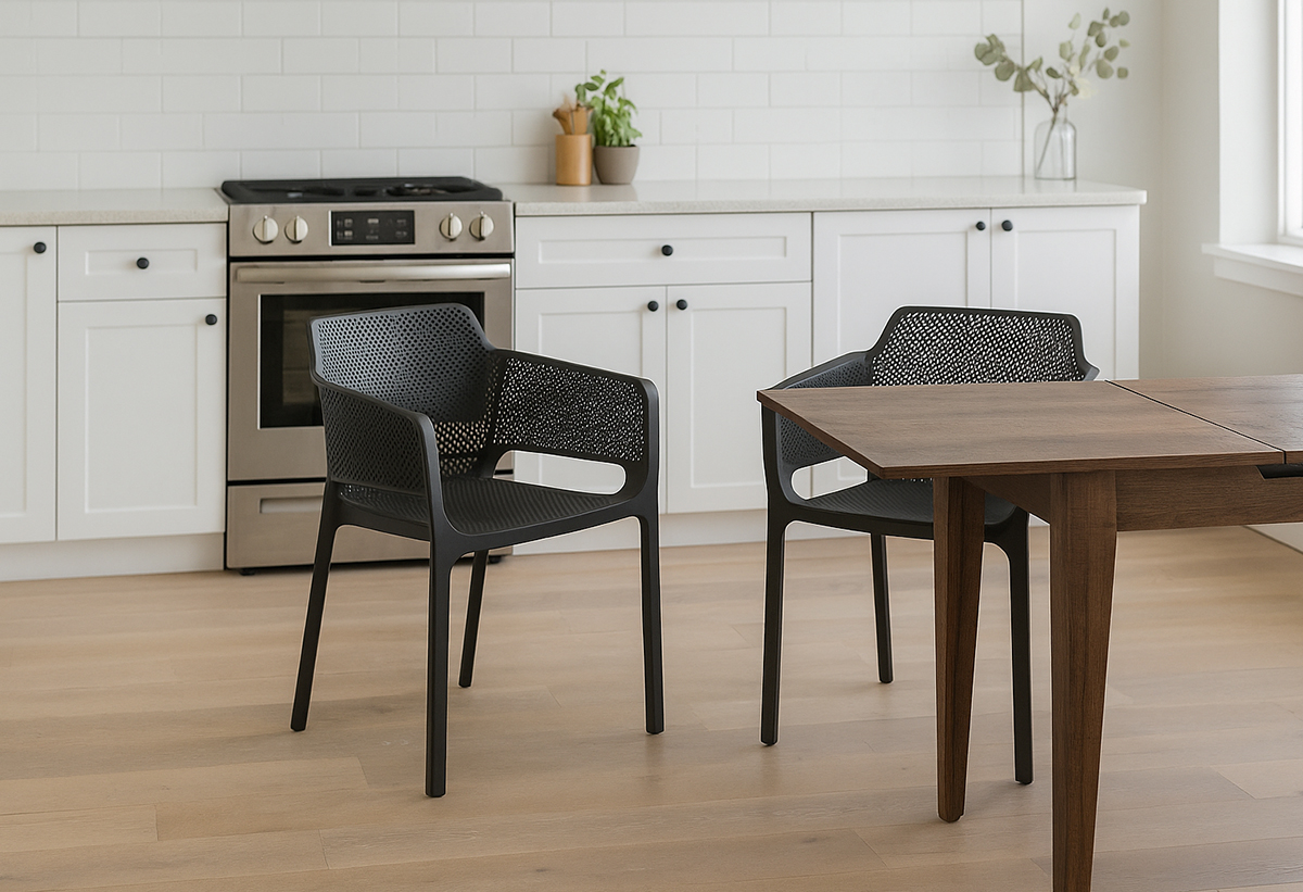 Απεικονίζονται δυο καρέκλες Hawai διπλα από ένα τραπέζι κουζίνας.